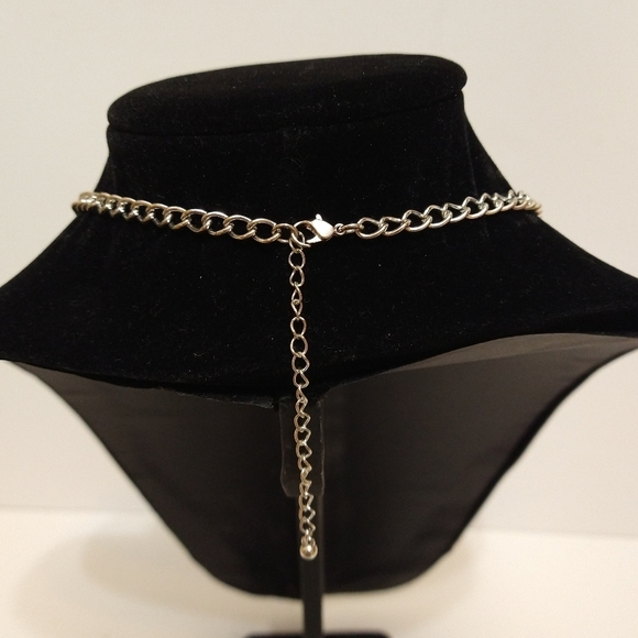 🌹Silver Tone Floral Metal Necklace with Rhinestones - Picture 4 of 4